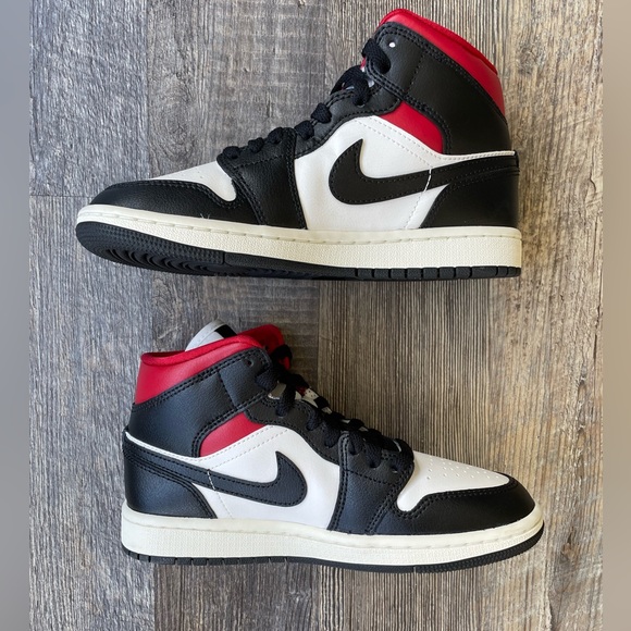 Jordan 1 Mid Gym Red Panda - Picture 2 of 10